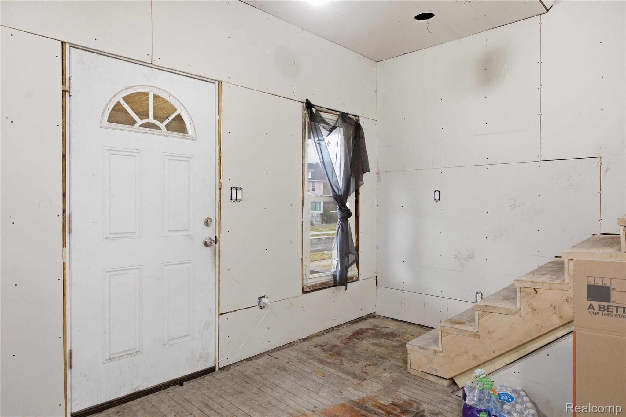 4624 Pacific Street Detroit, MI 48204 - Photo 3 of 39 Foyer entrance with hardwood / wood-style flooring