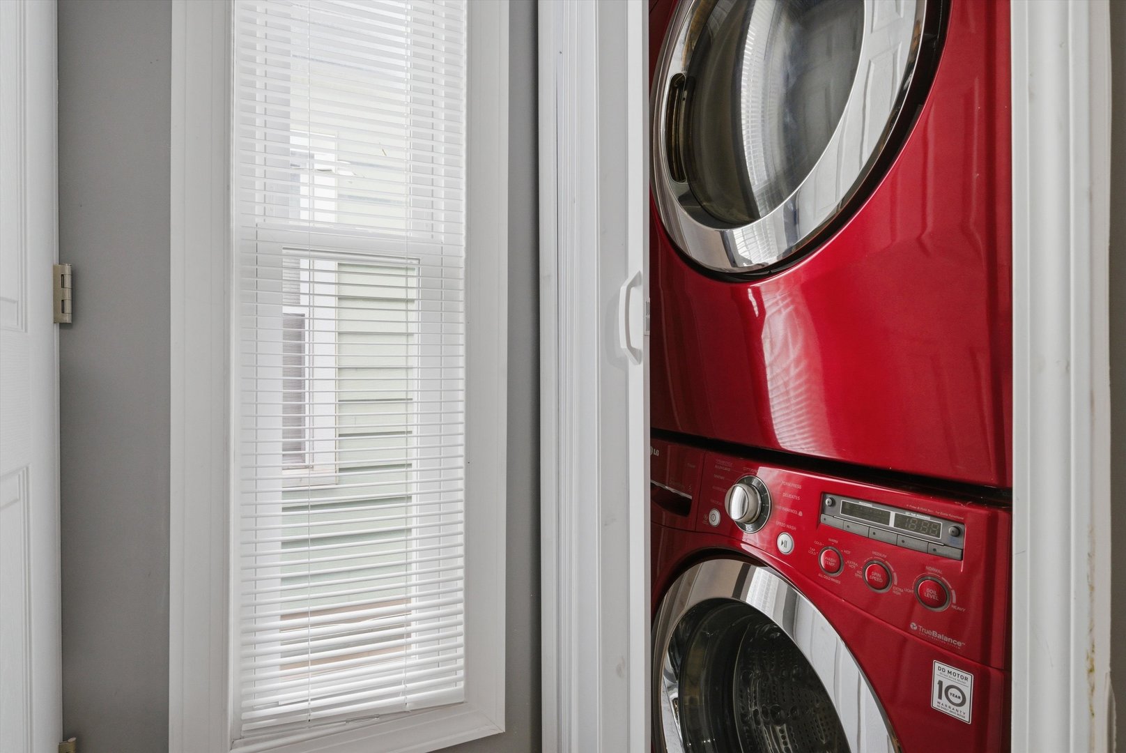 7828 South Escanaba Avenue Chicago, IL 60649 - Photo 20 of 41 a utility room with dryer and washer