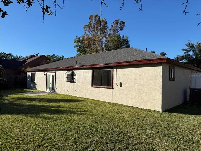 a view of a house with backyard