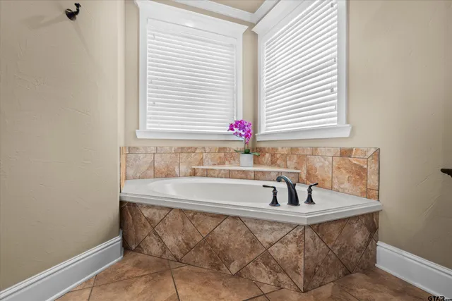 $869,900 | 23220 Bridle View Drive, Lindale, TX 75771