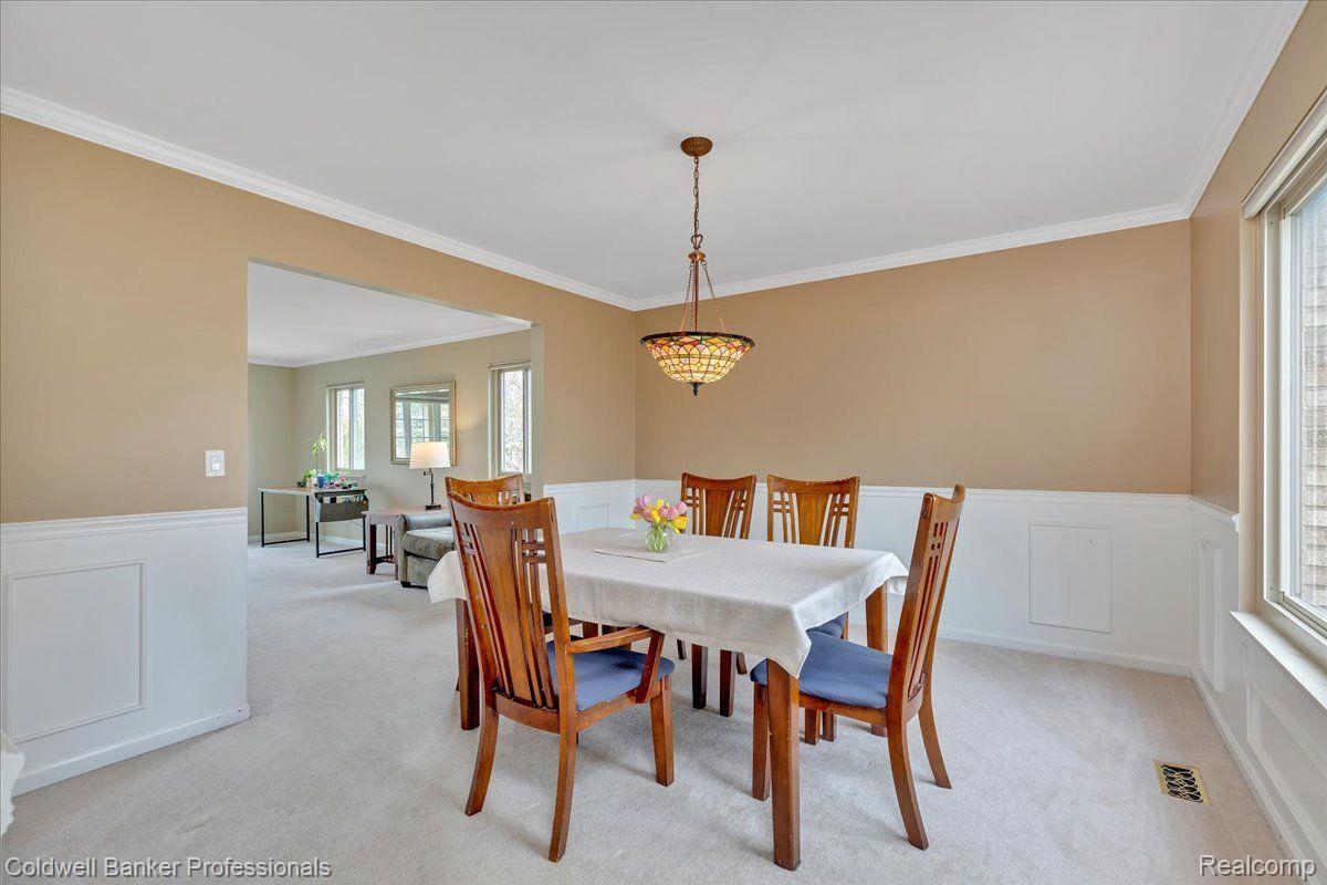693 Lockmoore Court Rochester, MI 48307 - Photo 7 of 39 Gallery Image 7