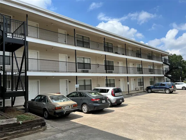 $825 | 701 West Sycamore Street, Unit 104, Denton, TX 76201