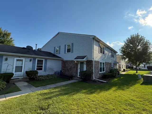 $220,000 | 233 Harvest Court, Vernon Hills, IL 60061