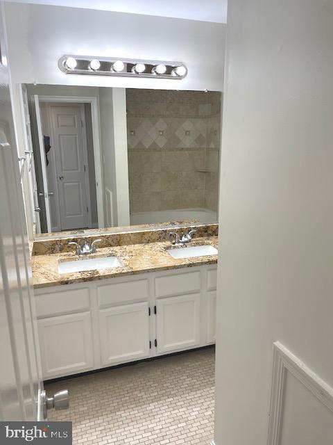 13901 King Gregory Way, Unit 391 Upper Marlboro, MD 20772 - Photo 6 of 14 a bathroom with a sink and a mirror