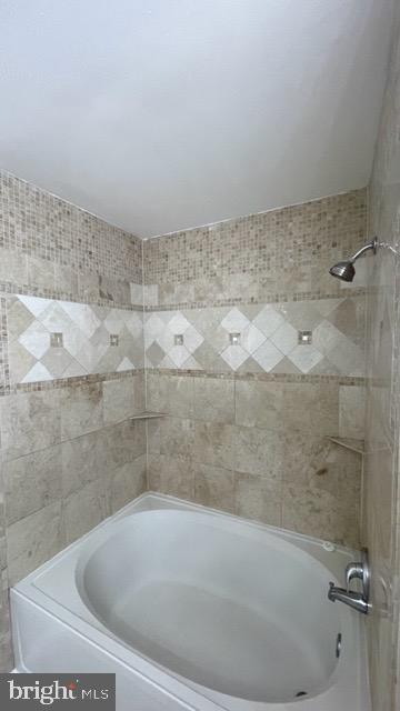 13901 King Gregory Way, Unit 391 Upper Marlboro, MD 20772 - Photo 7 of 14 a view of a bathtub in a bathroom
