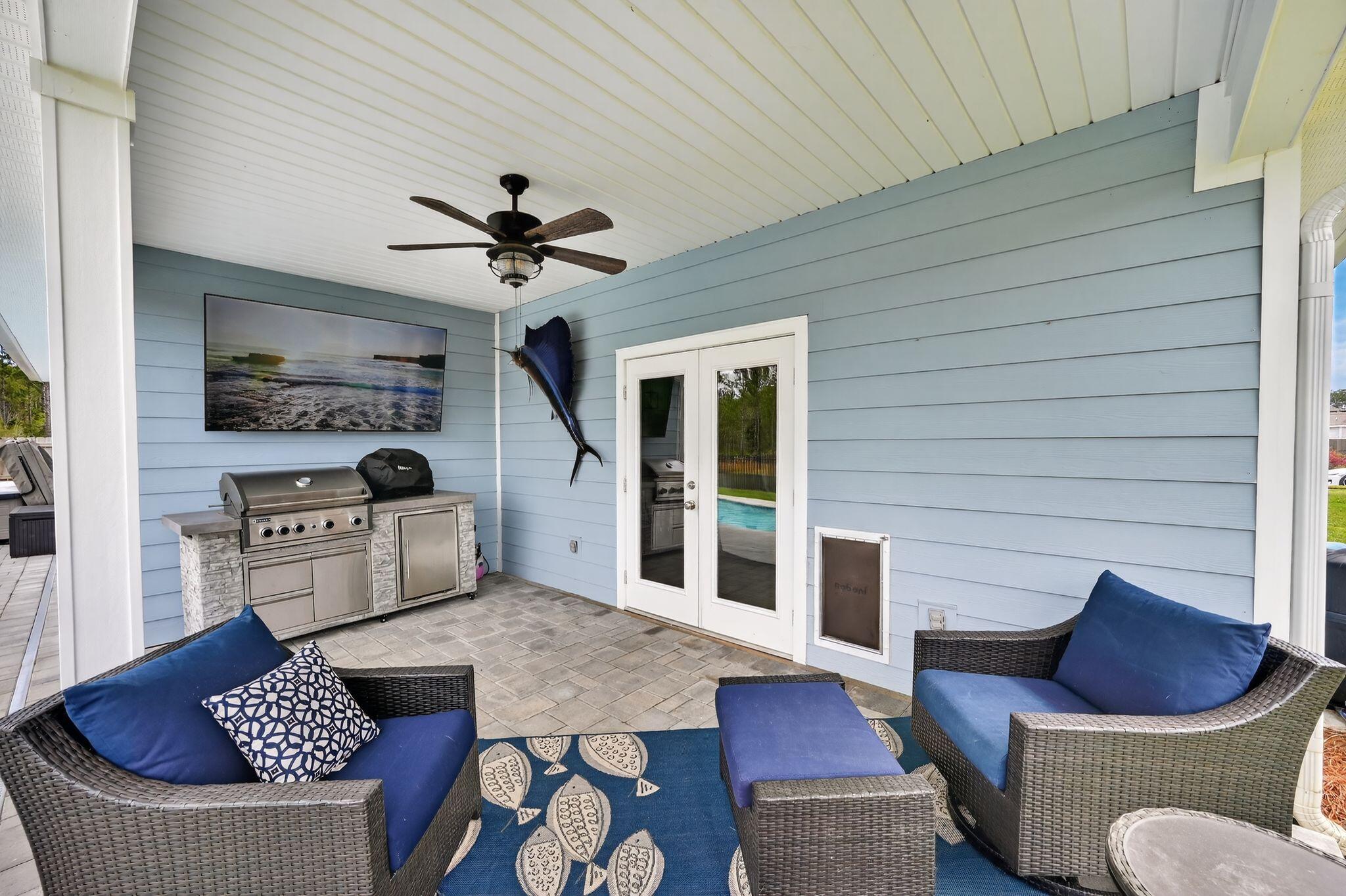 27 Oak Trees Lane East Freeport, FL 32439 - Photo 14 of 33 a living room with furniture and a potted plant