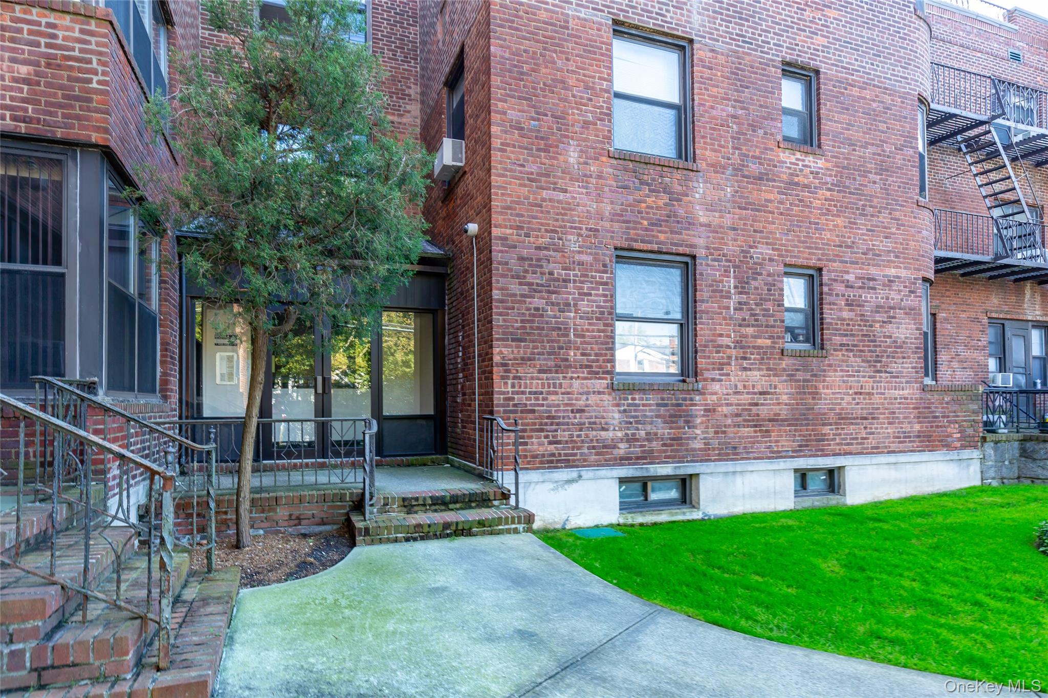 150 South Middle Neck Road, Unit 1E Great Neck, NY 11021 - Photo 2 of 5