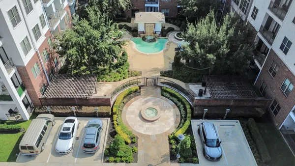 a view of entryway with garden