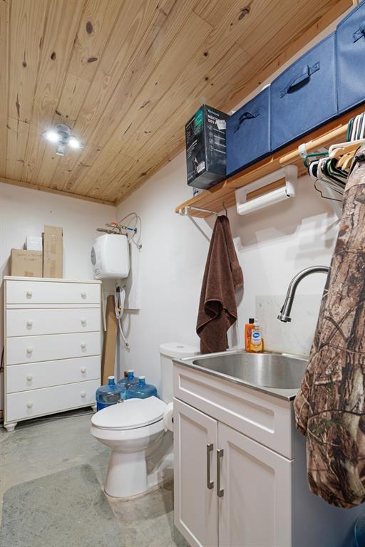 1750 County Road 34430 Sumner, TX 75486 - Photo 15 of 20 a bathroom with a toilet and a sink