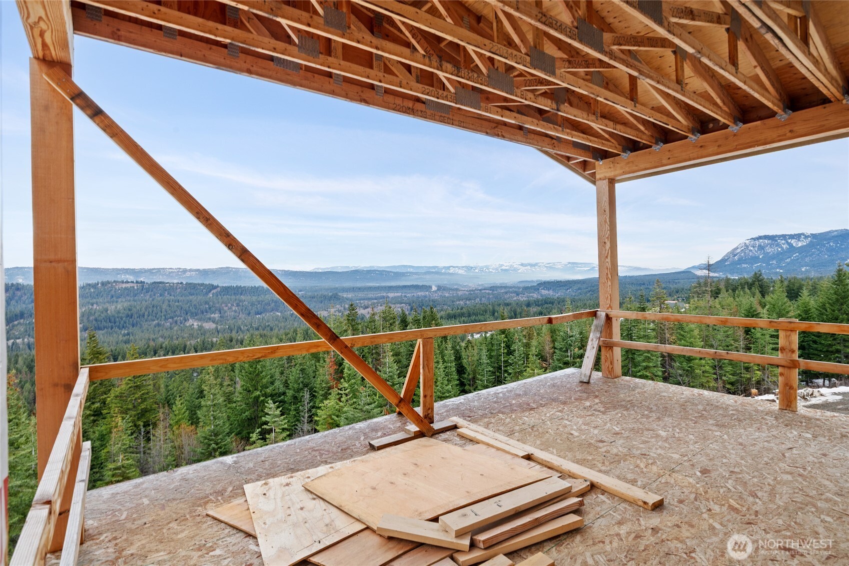901 Whisper Creek Drive Cle Elum, WA 98922 - Photo 20 of 31 a view of a balcony with ocean view