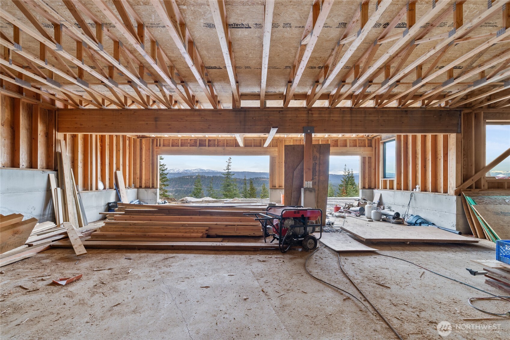 901 Whisper Creek Drive Cle Elum, WA 98922 - Photo 25 of 31 a living room with furniture
