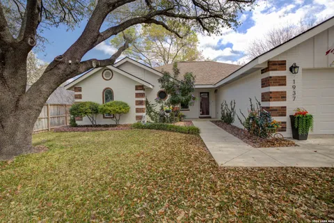$374,900 | 1937 Squire Court, New Braunfels, TX 78130