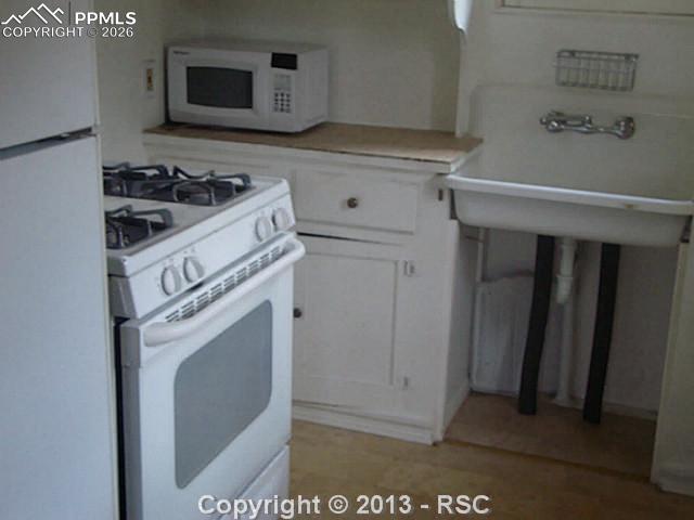 9390 Mountain Road Cascade, CO 80809 - Photo 4 of 7 a utility room with dryer and washer
