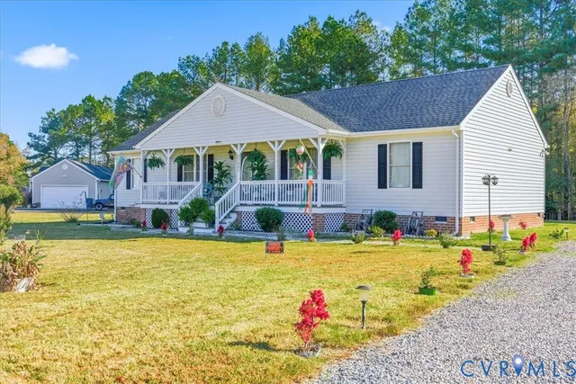a view of entryway with outdoor seating