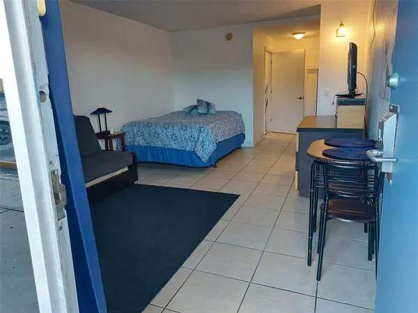 a en suite bathroom with a sink and a mirror