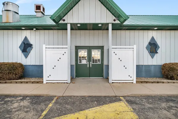 a house view with backyard space