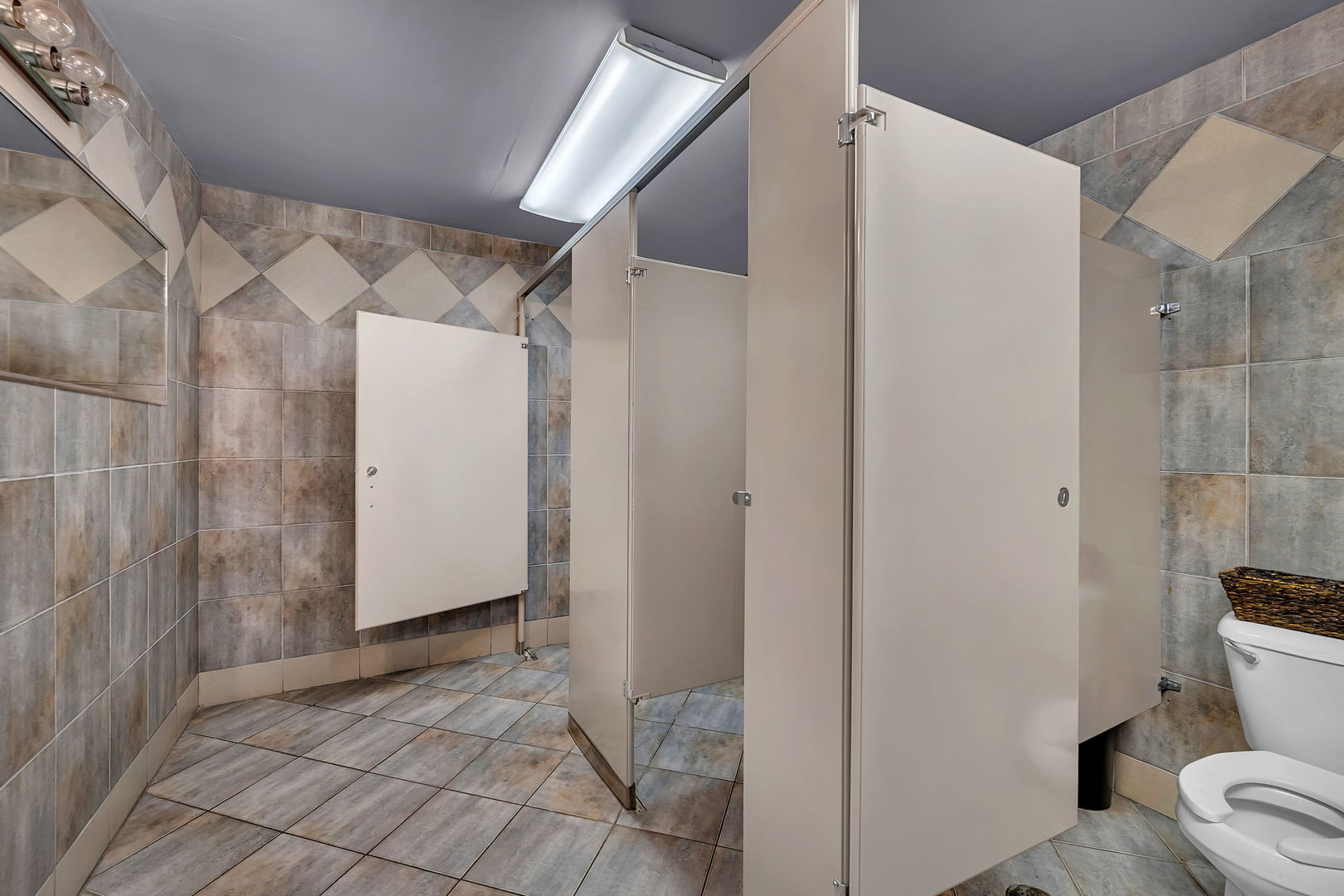 441 North 3059th Road Ottawa, IL 61350 - Photo 8 of 31 a bathroom with a shower and toilet