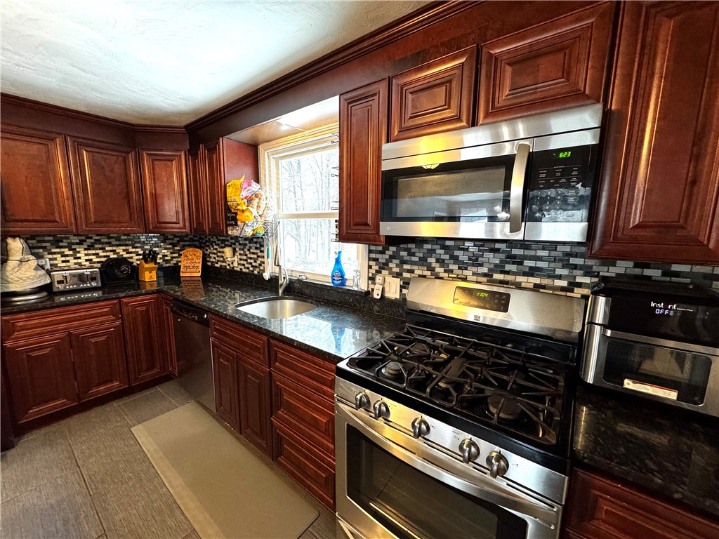 10 Powder Mill Lane Smithfield, RI 02828 - Photo 5 of 35