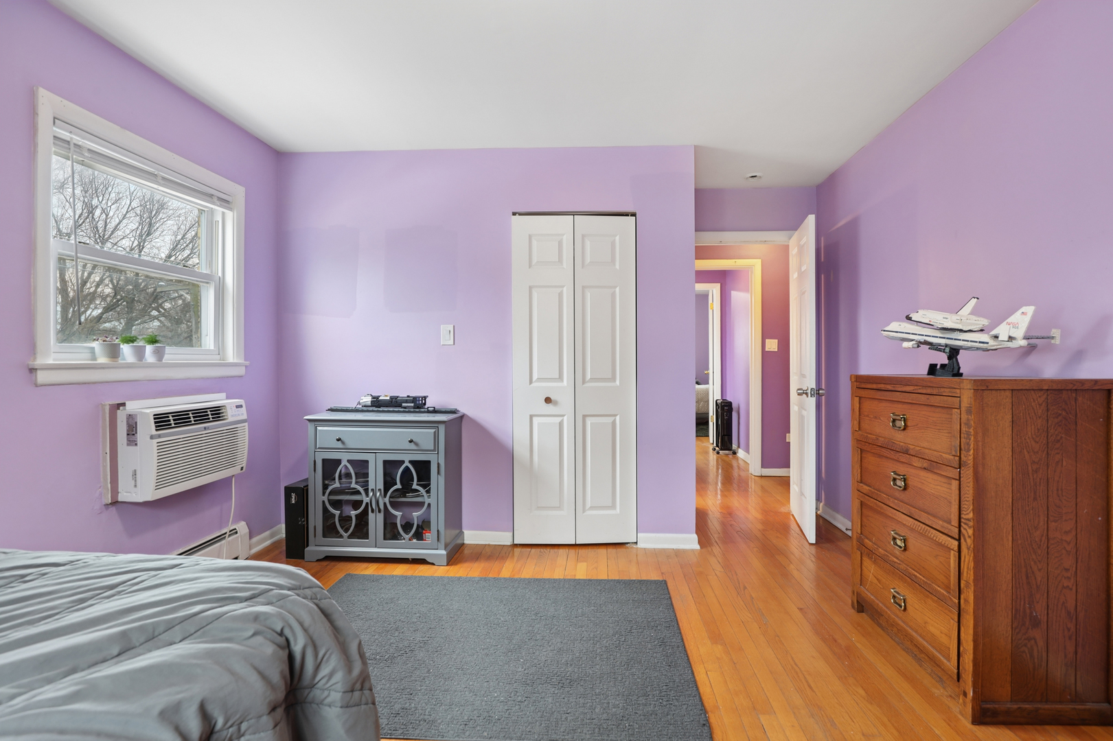 2147 Ridge Avenue, Unit 2D Evanston, IL 60201 - Photo 11 of 22 a bed room with a bed and a dresser