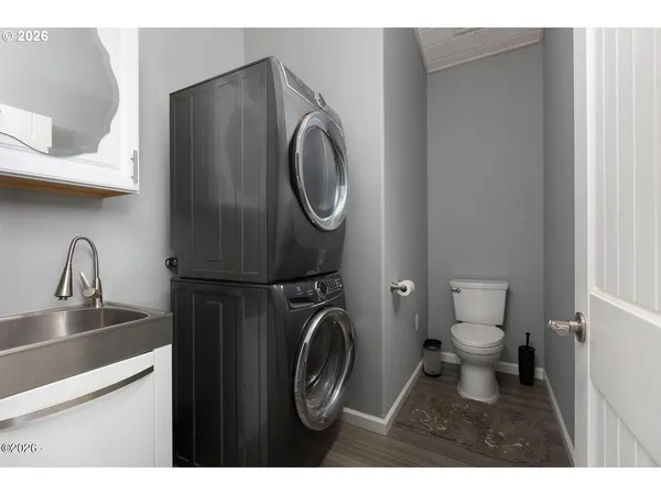 $1,100,000 | 597 Ojalla Road, Siletz, OR 97380