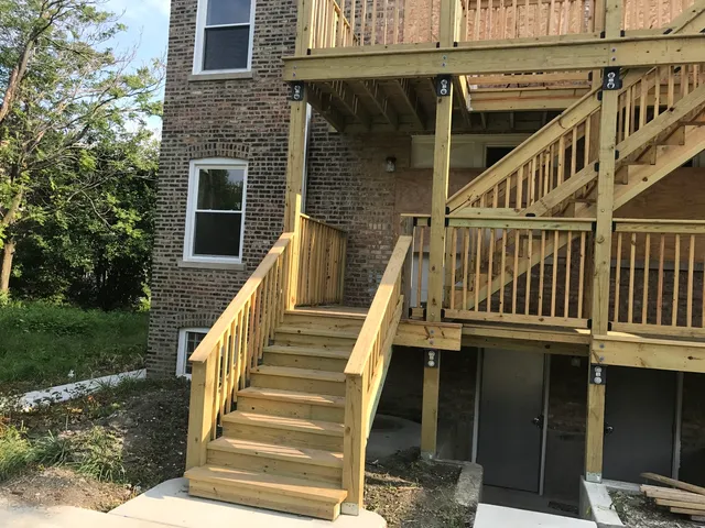 a view of entryway with yard