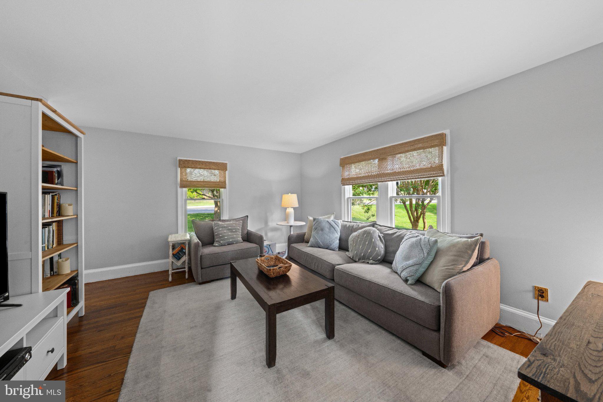 703 Dranesville Road Herndon, VA 20170 - Photo 7 of 35 Bright and inviting living space.