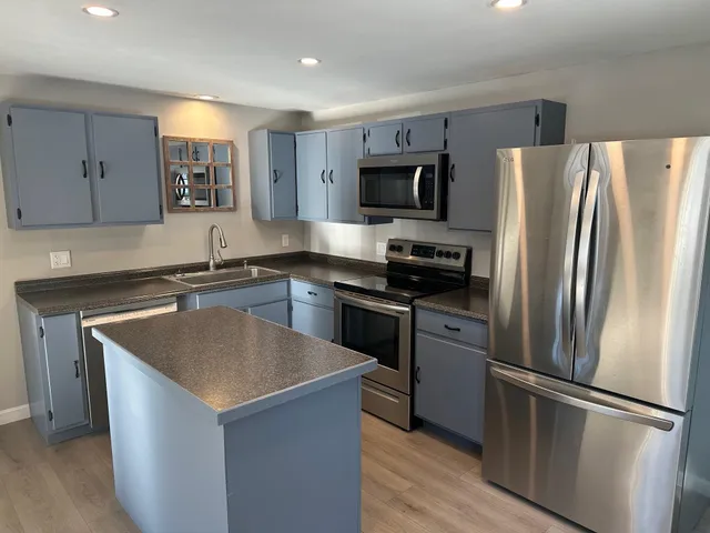 $2,900 | 2 Laperle Avenue, Exeter, NH 03833