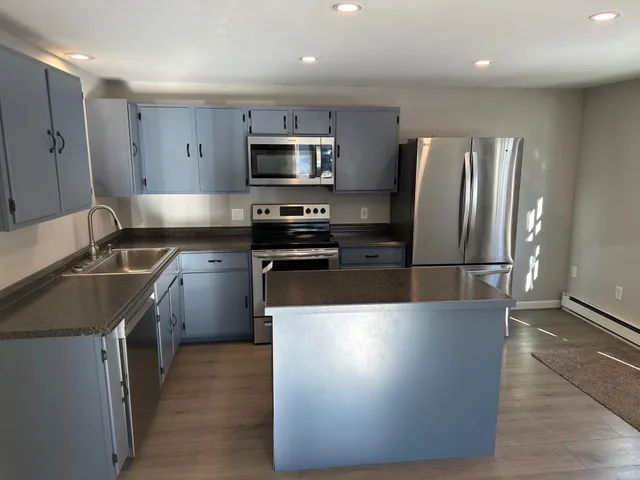 $2,900 | 2 Laperle Avenue, Exeter, NH 03833