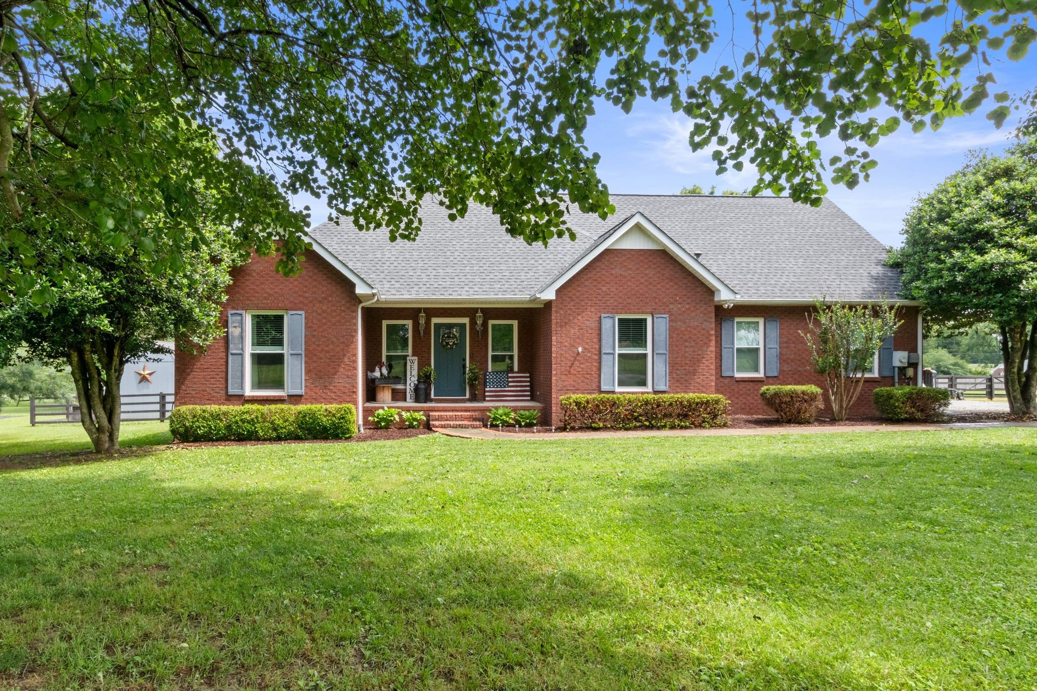 621 Brandon Road Manchester, TN 37355 - Photo 1 of 34 a front view of a house with a garden