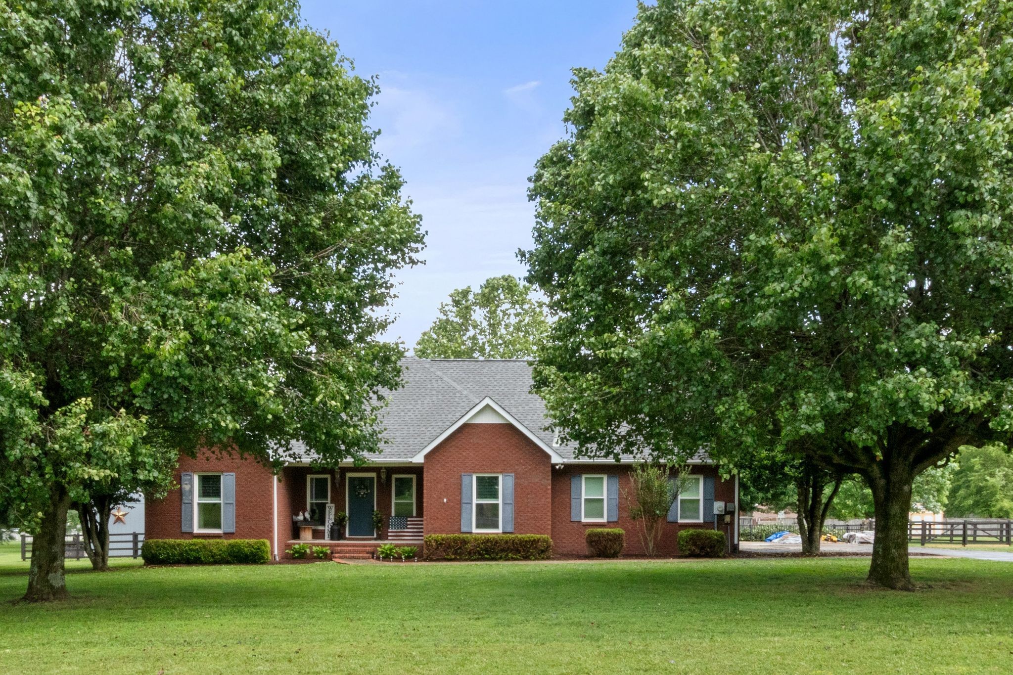 621 Brandon Road Manchester, TN 37355 - Photo 4 of 34 a front view of a house with a garden