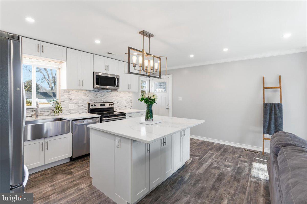 103 North Cypress Road Sterling, VA 20164 - Photo 15 of 31 Beautifully updated kitchen
