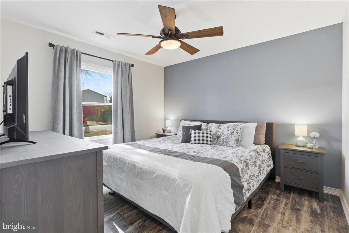 103 North Cypress Road Sterling, VA 20164 - Photo 22 of 31 Primary with high end ceiling fan and accent wall