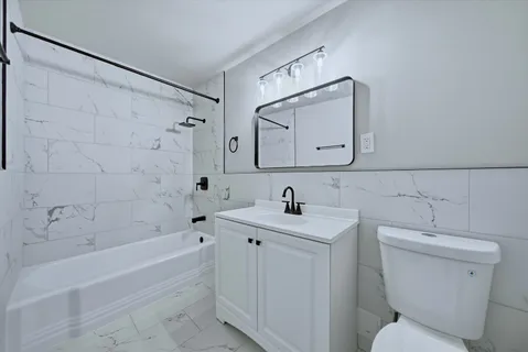 $275,000 | 5740 North Sheridan Road, Unit 17D, Chicago, IL 60660