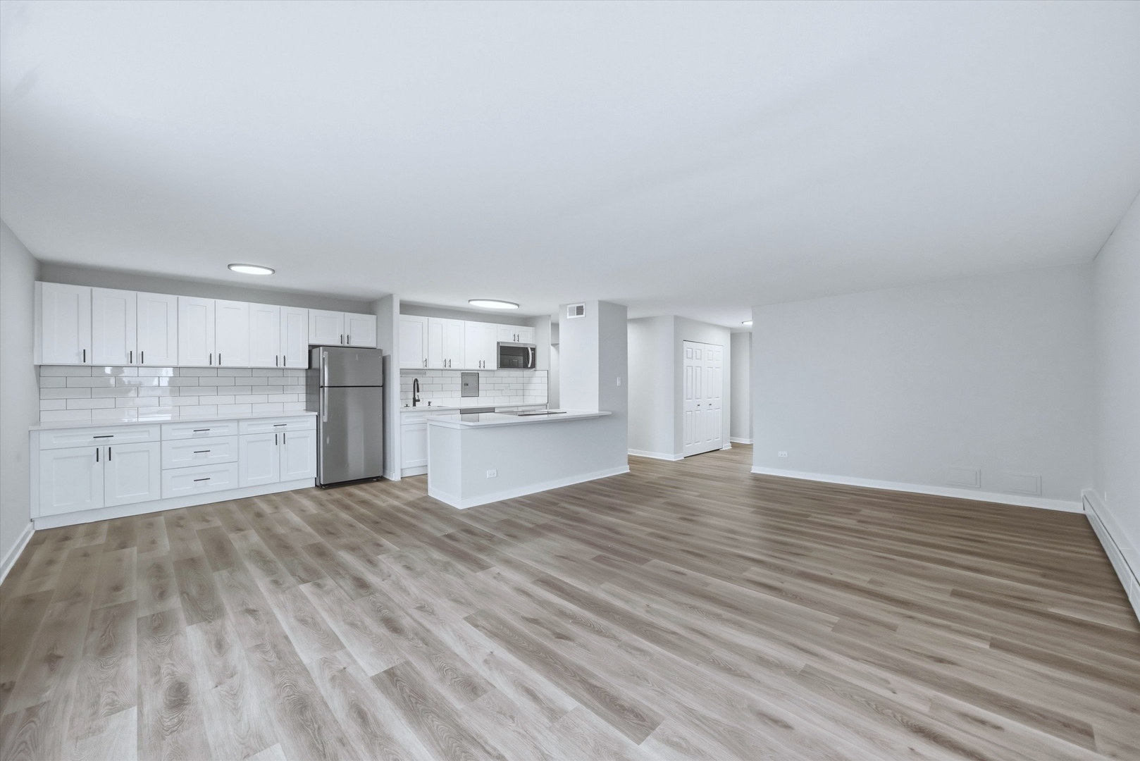 5740 North Sheridan Road, Unit 17D Chicago, IL 60660 - Photo 4 of 18