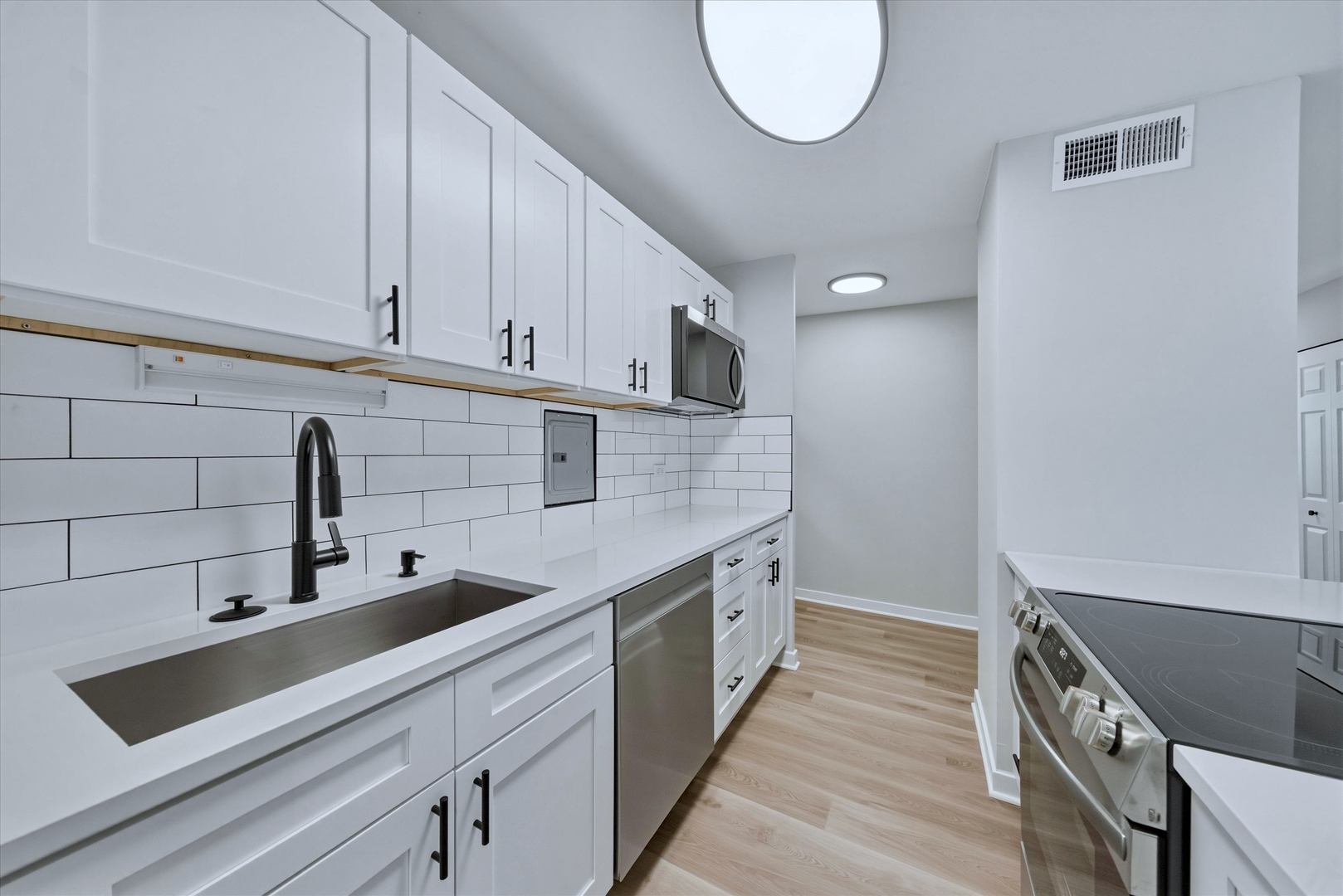 5740 North Sheridan Road, Unit 17D Chicago, IL 60660 - Photo 7 of 18