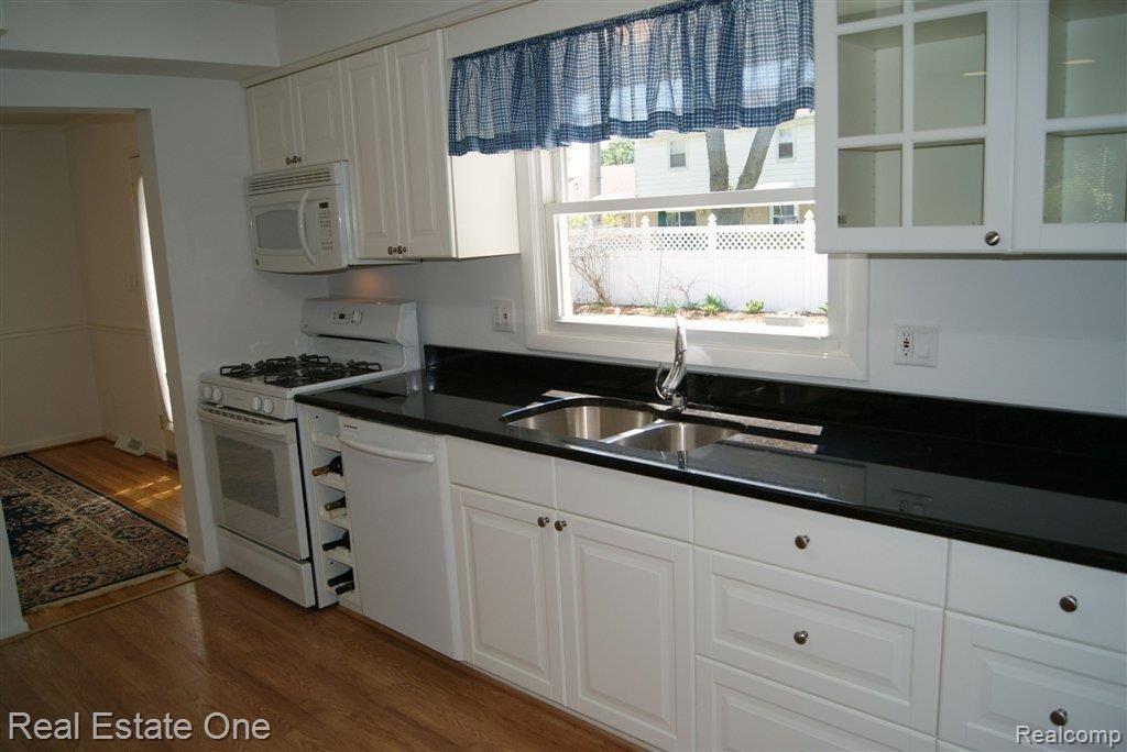 32331 Baintree Road Farmington, MI 48334 - Photo 7 of 25 Kitchen towards Dining Room
