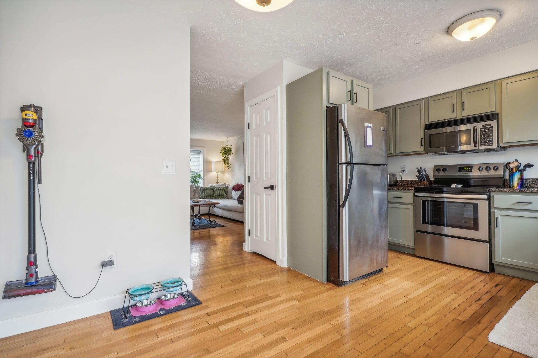 1227 Weybridge Road Columbus, OH 43220 - Photo 12 of 32 Kitchen