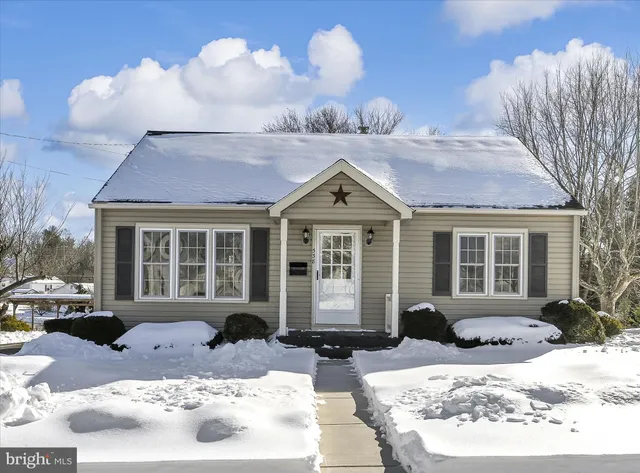 a view of a house with a yard