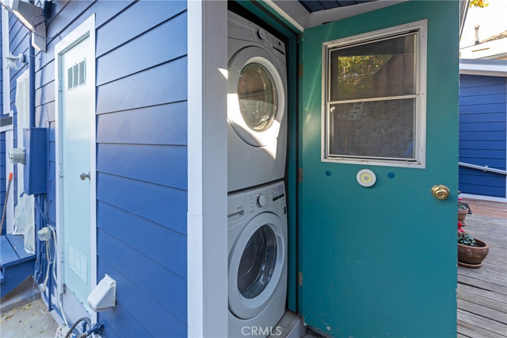 28344 Water Way Silverado, CA 92676 - Photo 27 of 34 a utility room with dryer and washer