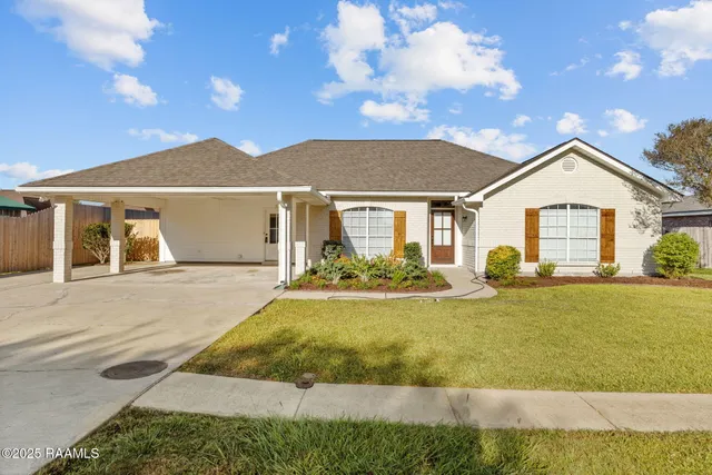 $345,000 | 200 Papa Joe Drive, Broussard, LA 70518