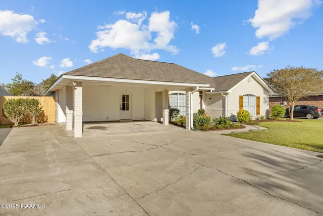$345,000 | 200 Papa Joe Drive, Broussard, LA 70518