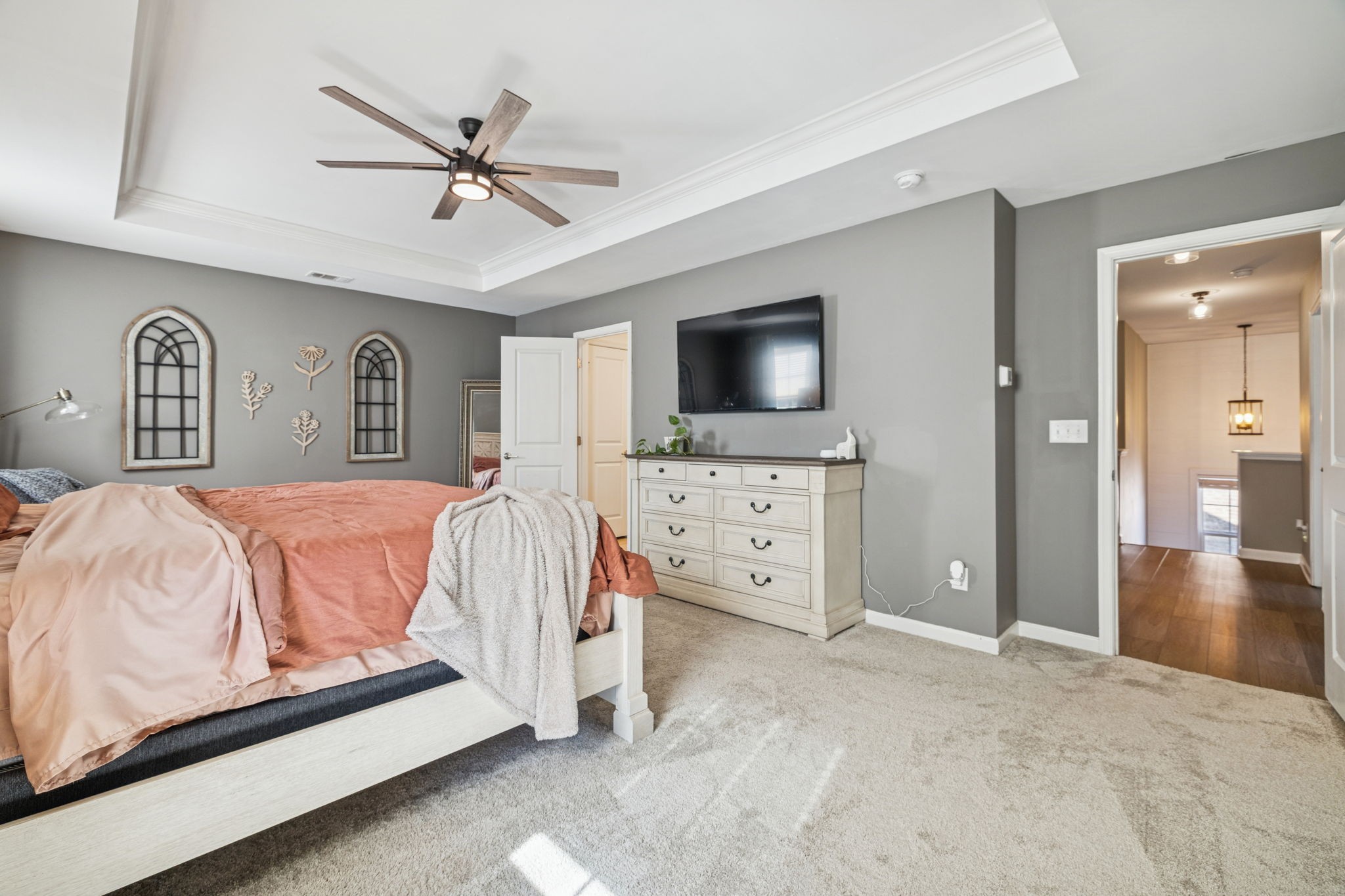 140 Hackney Lane Gallatin, TN 37066 - Photo 52 of 66 a spacious bedroom with a bed and a flat screen television