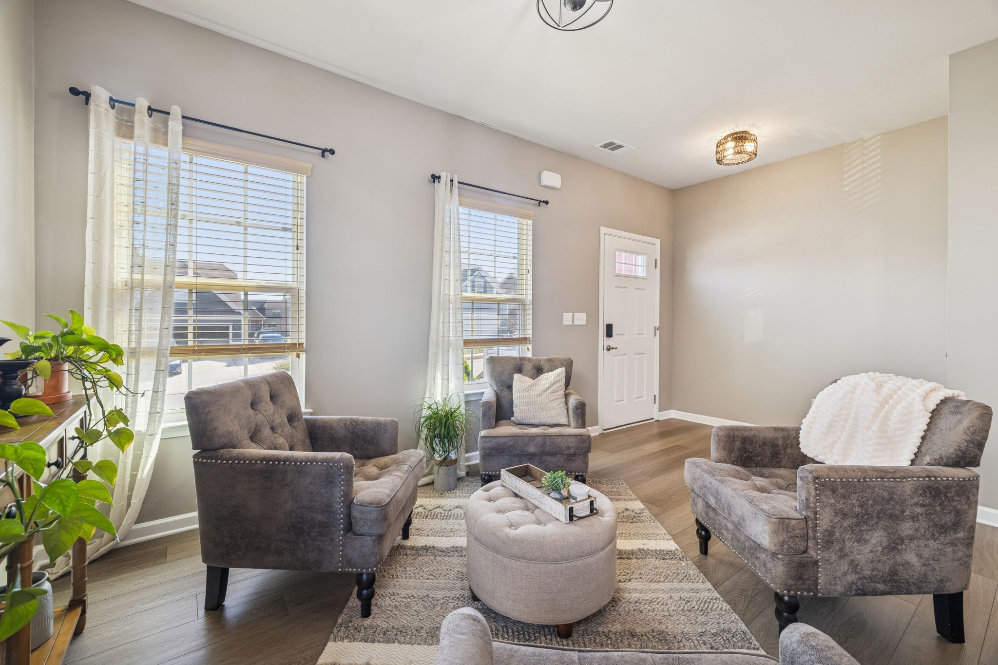 140 Hackney Lane Gallatin, TN 37066 - Photo 7 of 66 a living room with furniture and a potted plant