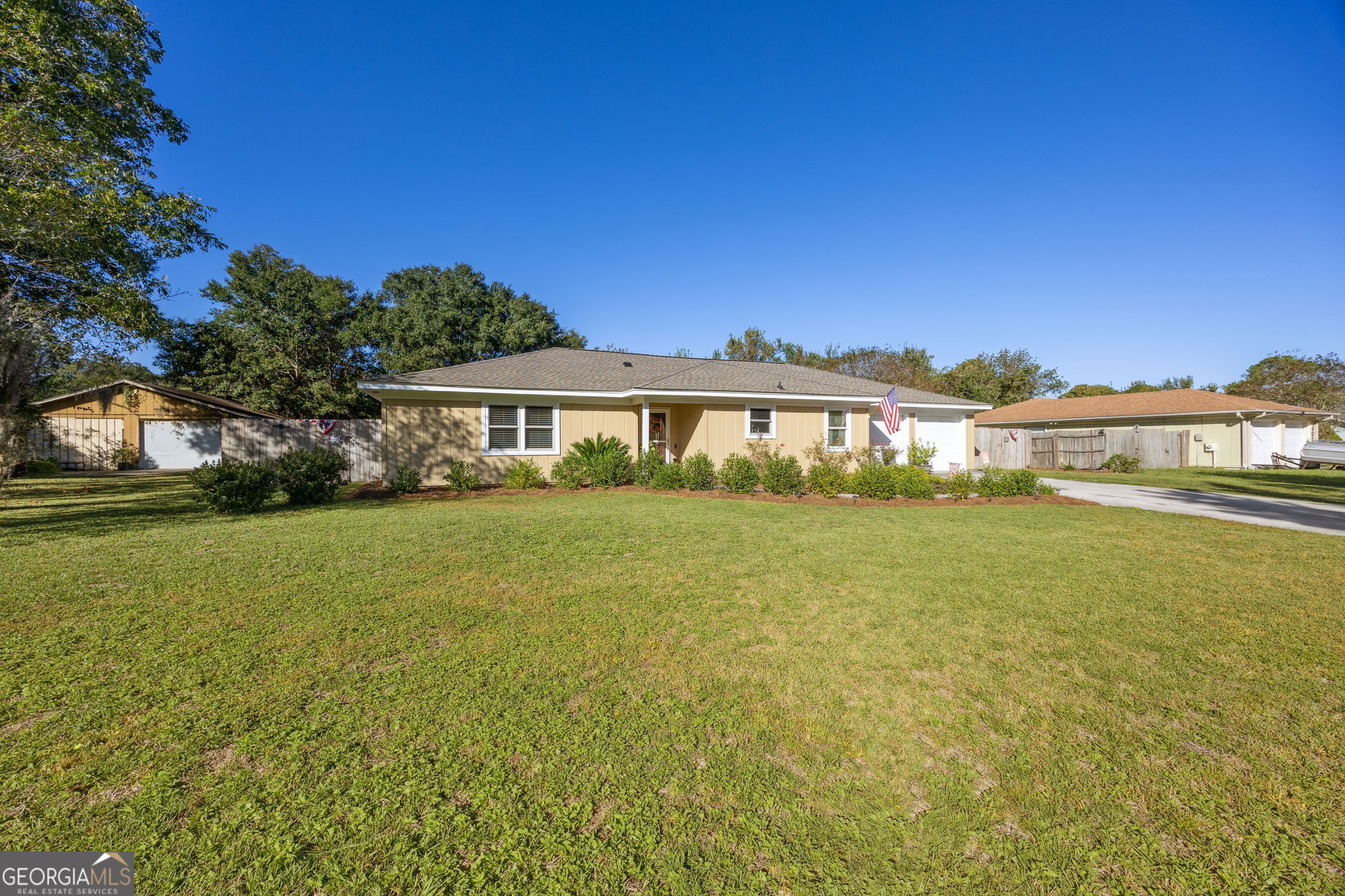 381 Powderhorn Road St. Marys, GA 31558 - Photo 4 of 37 a view of a house with a garden