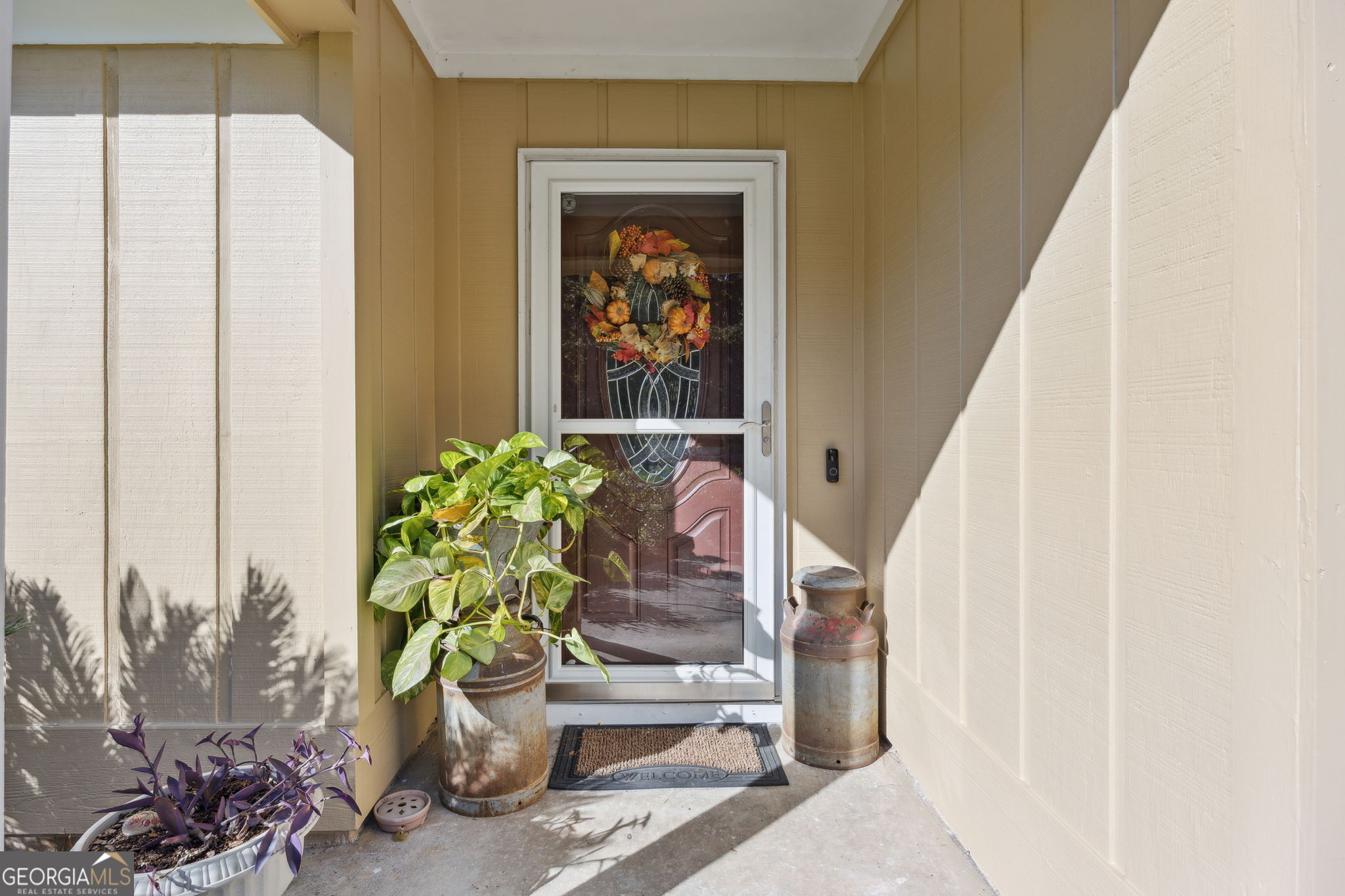 381 Powderhorn Road St. Marys, GA 31558 - Photo 5 of 37 a vase with flowers sitting on a floor