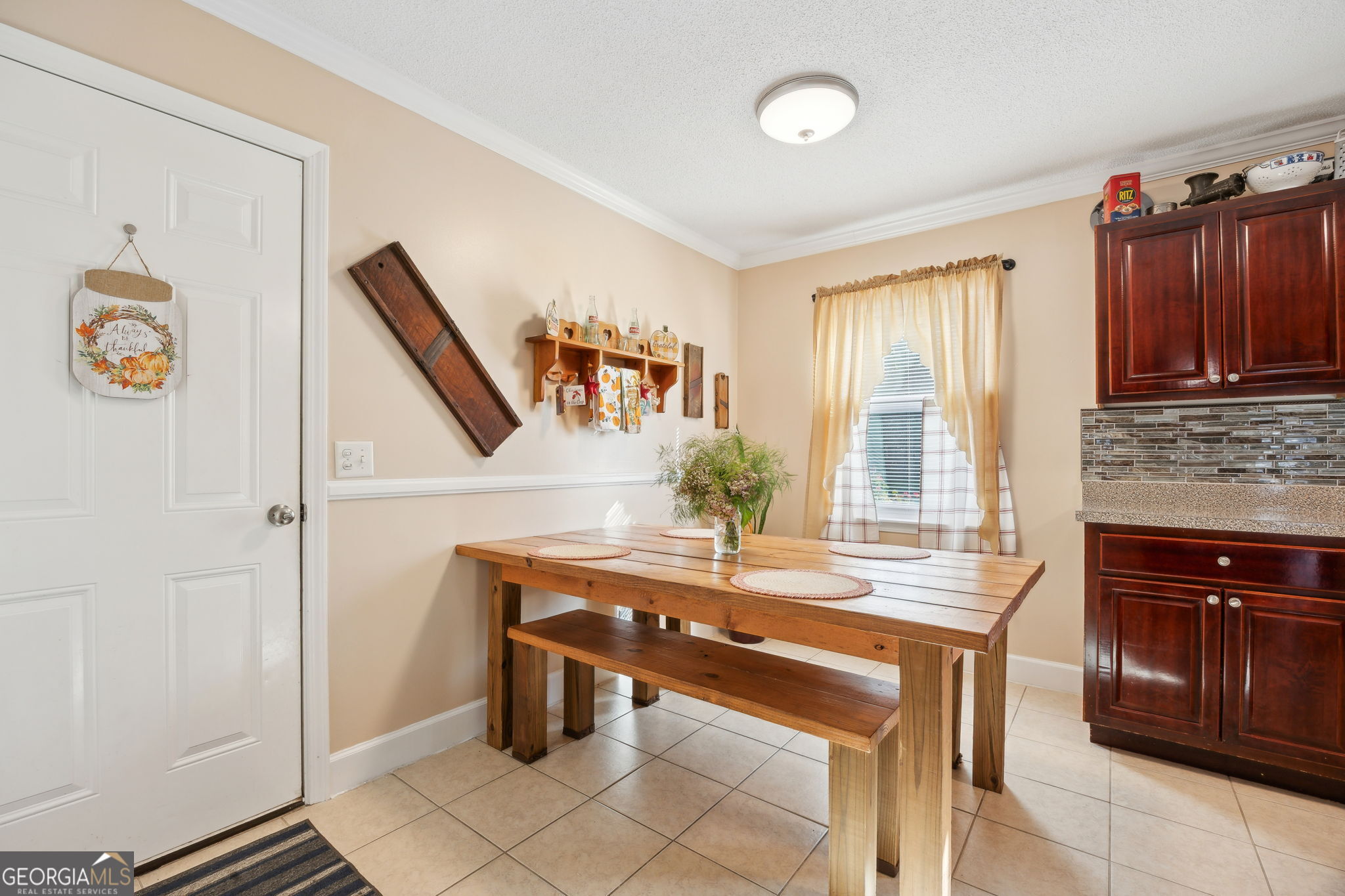 381 Powderhorn Road St. Marys, GA 31558 - Photo 10 of 37 a room with table chairs and entryway