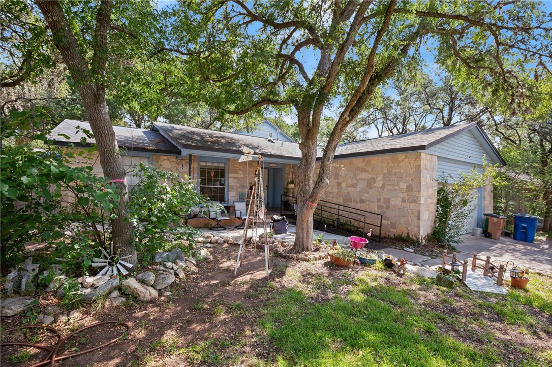 a view of a house with backyard and garden