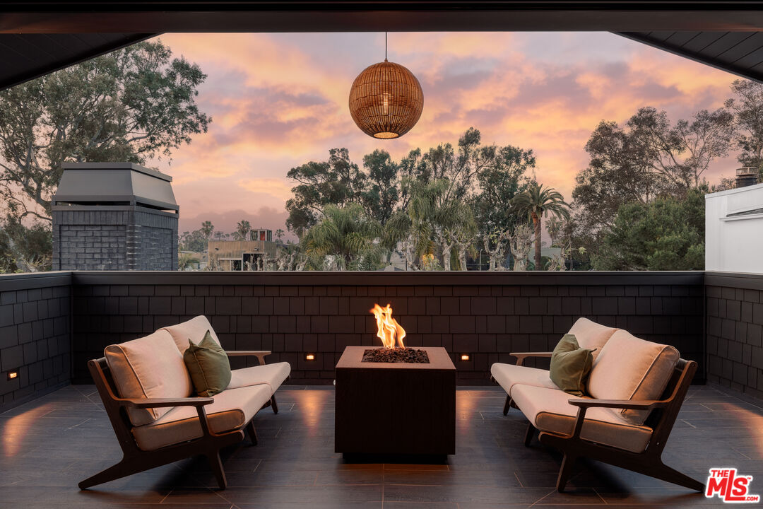 564 Rialto Avenue Venice, CA 90291 - Photo 4 of 47