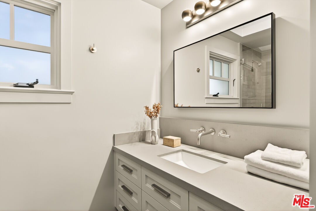 564 Rialto Avenue Venice, CA 90291 - Photo 43 of 47