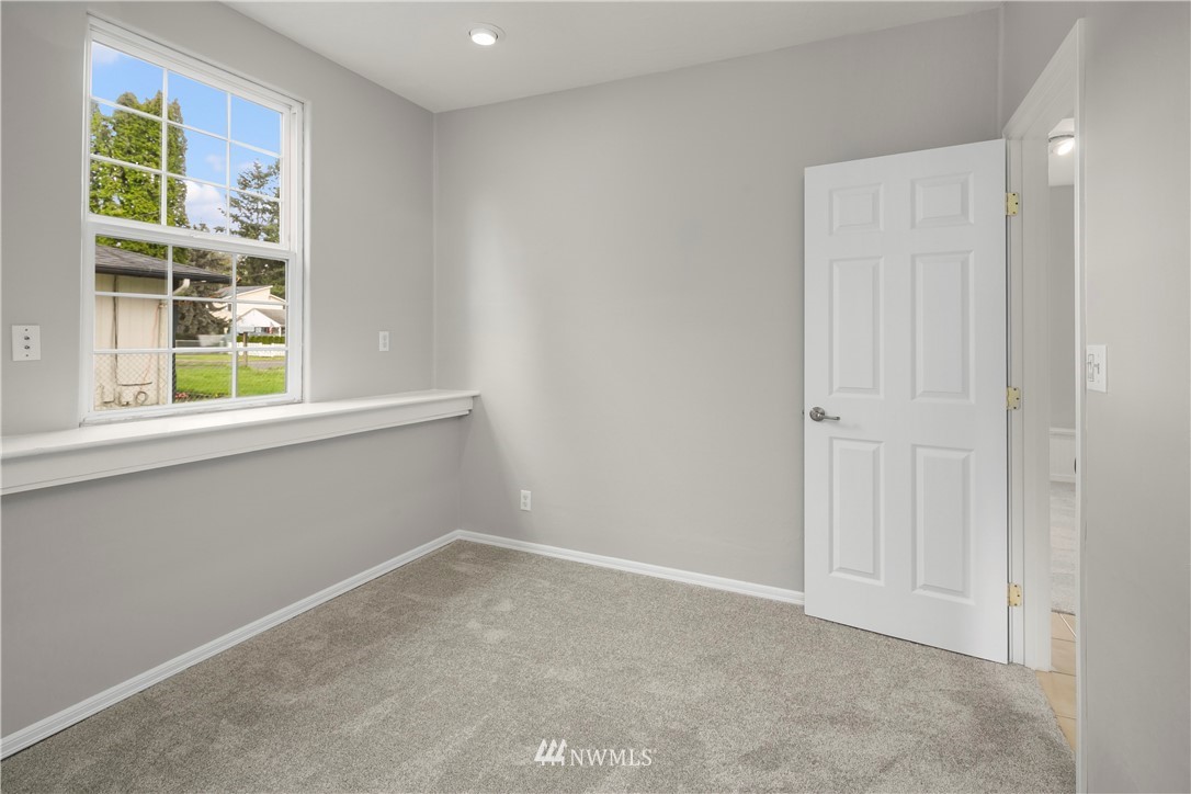 502 Harrison Street Sumner, WA 98390 - Photo 10 of 17